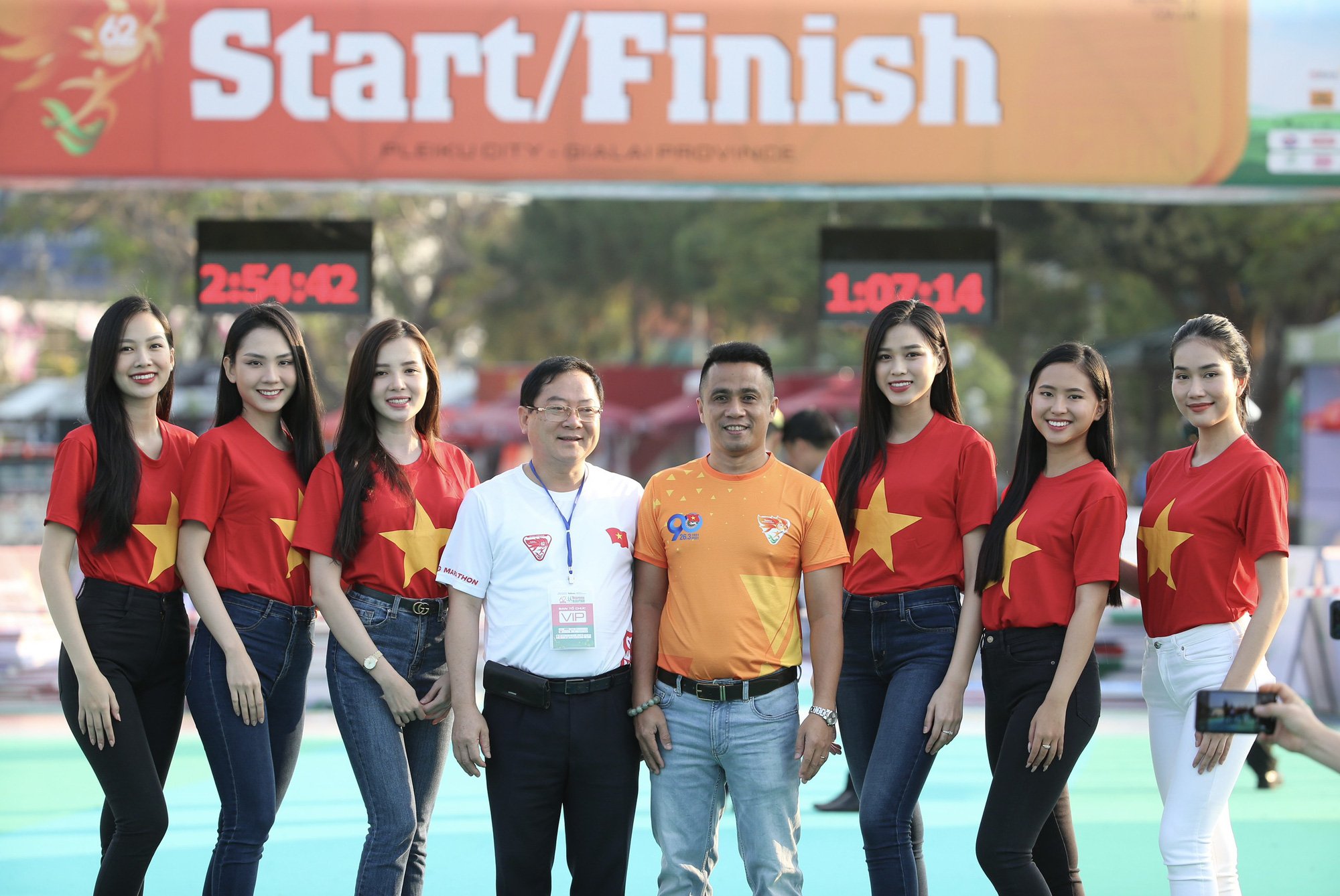 Lễ thượng cờ Tiền Phong Marathon 2021: Quốc kỳ Việt Nam tung bay với khát vọng hùng cường - Ảnh 9.