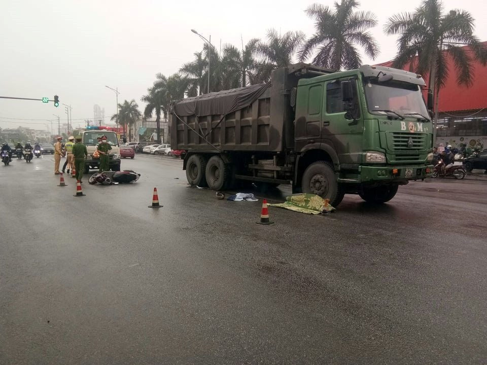 Hải Dương: Va chạm với ô tô &quot;hổ vồ&quot;, một người tử vong, một người bị thương nặng  - Ảnh 1.