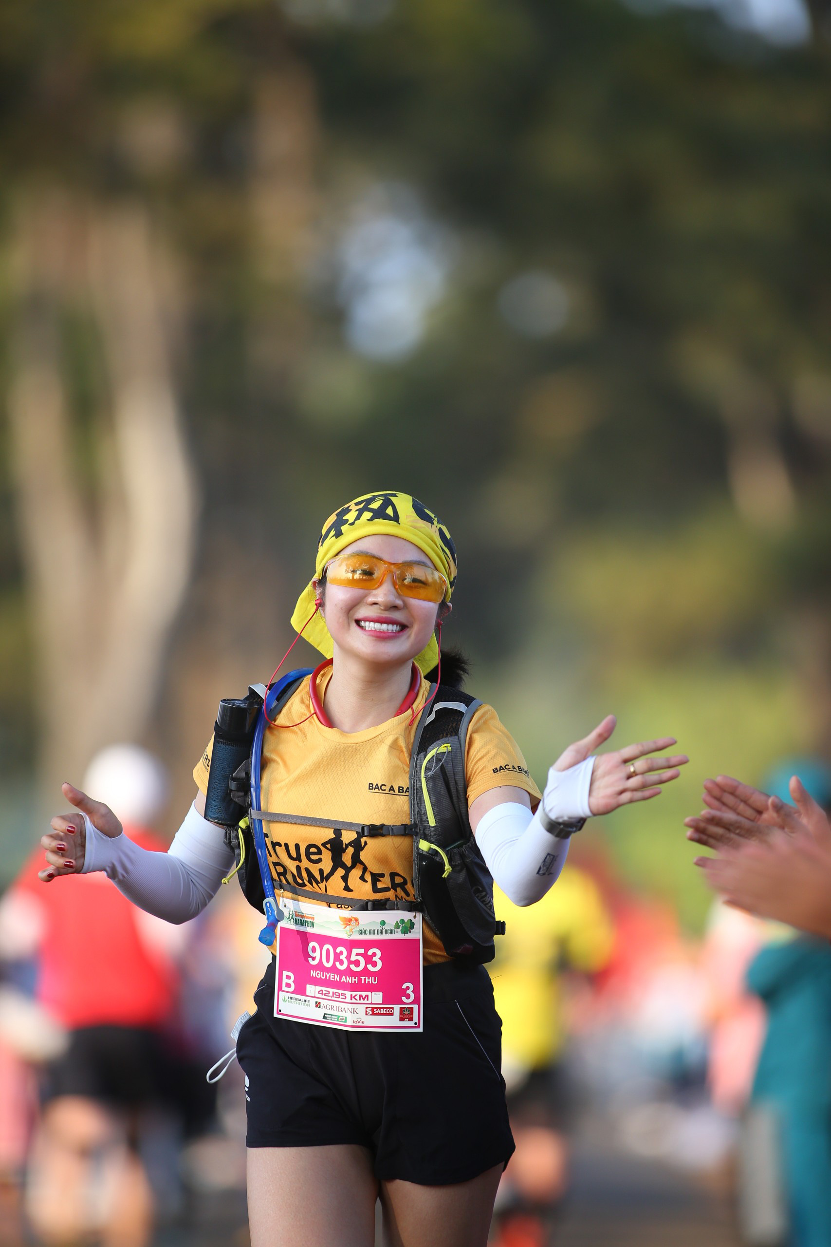 Ảnh: Bóng hồng khoe sắc trên đường chạy Tiền Phong Marathon 2021 - Ảnh 10.