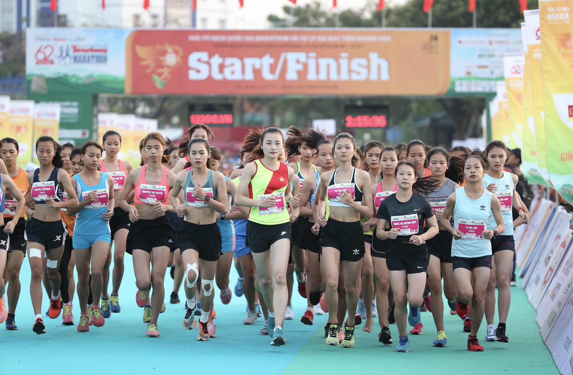 Ảnh: Bóng hồng khoe sắc trên đường chạy Tiền Phong Marathon 2021 - Ảnh 1.