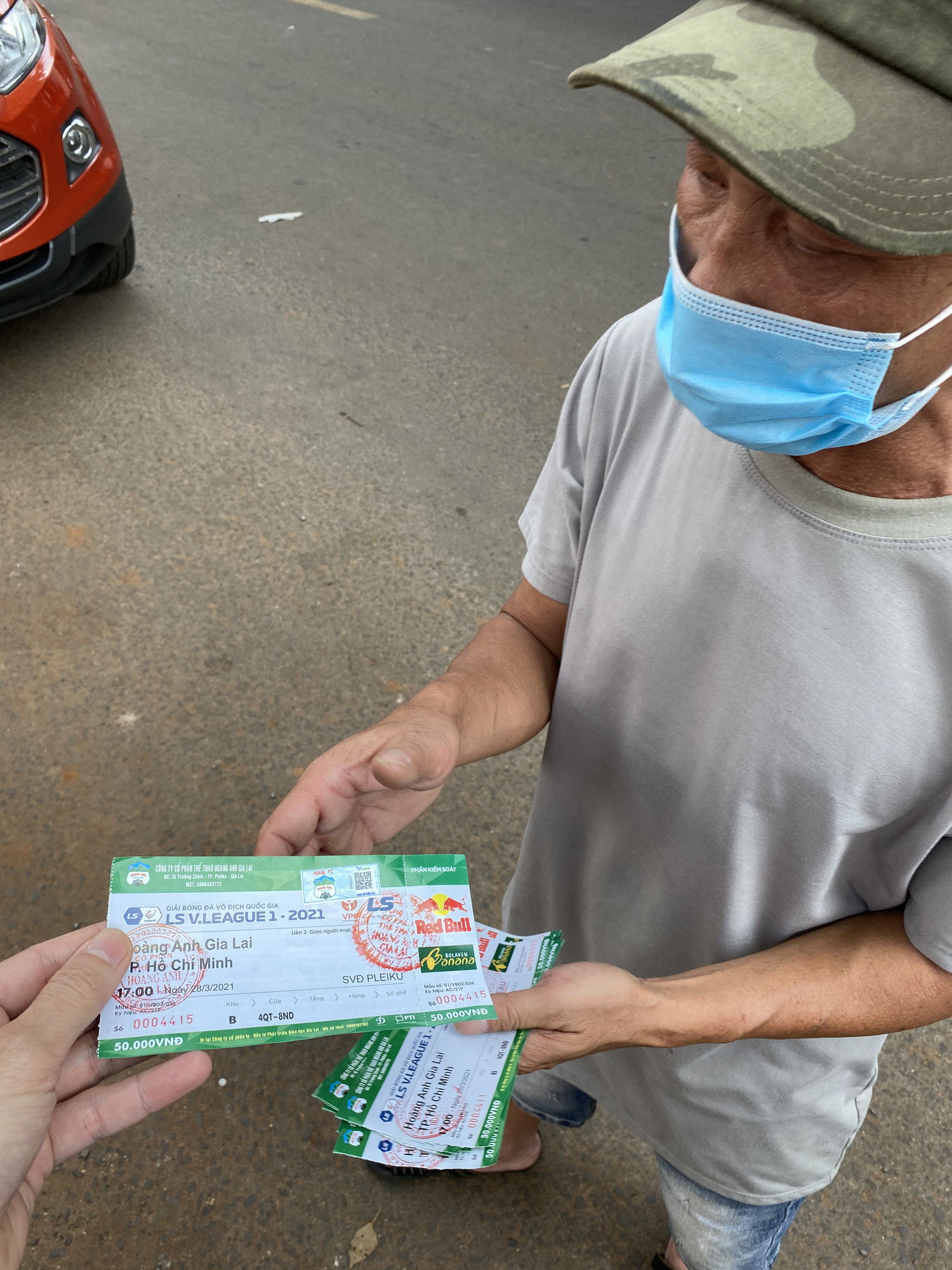CĐV &quot;náo động&quot; Pleiku, vé xem HAGL đấu TP.HCM tăng đột biến! - Ảnh 4.