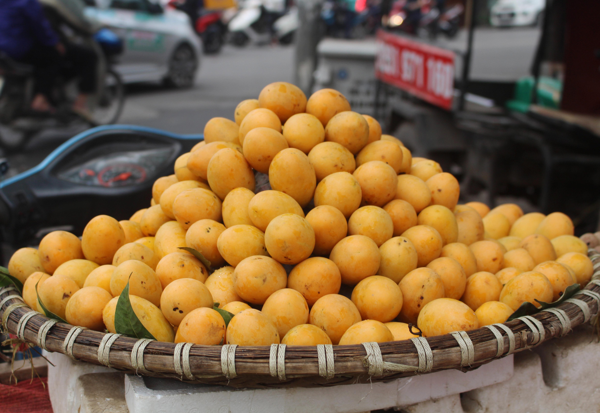 "Sốt" thanh trà dọc vỉa hè Hà Nội, giá 200.000 đồng/kg - Ảnh 3. "Sốt" thanh trà dọc vỉa hè Hà Nội, giá 200.000 đồng/kg - Ảnh 3.
