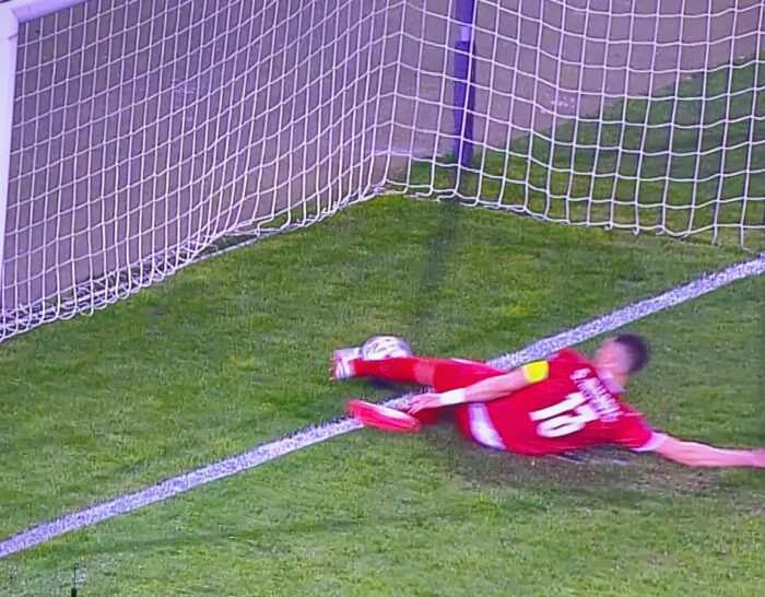 Ronaldo nói gì sau hành động ném băng đội trưởng? - Ảnh 1.