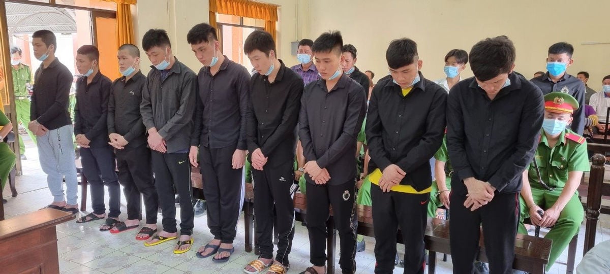 16 bị cáo nhận gần 100 năm tù chỉ vì 1 nữ tiếp viên - Ảnh 1.