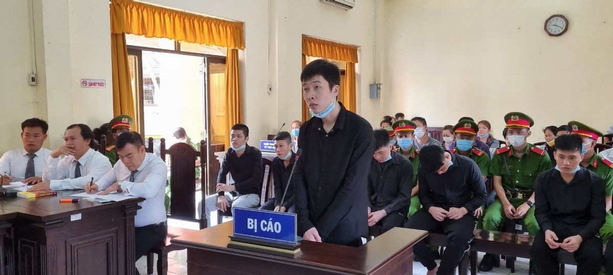 16 bị cáo nhận gần 100 năm tù chỉ vì 1 nữ tiếp viên - Ảnh 2.