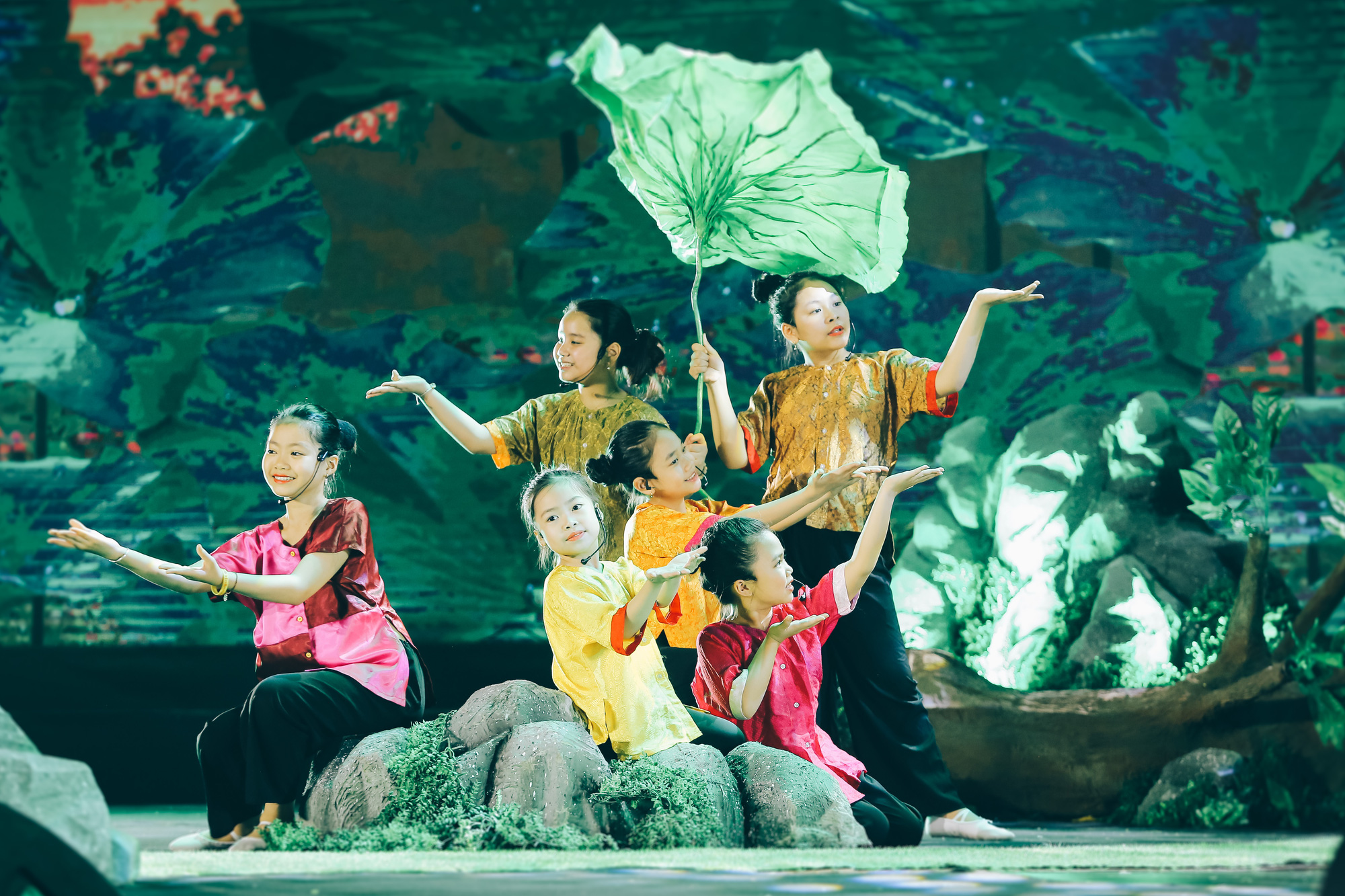 Con gái Cẩm Vân xinh như Hoa hậu, gây ngỡ ngàng về giọng hát - Ảnh 3.