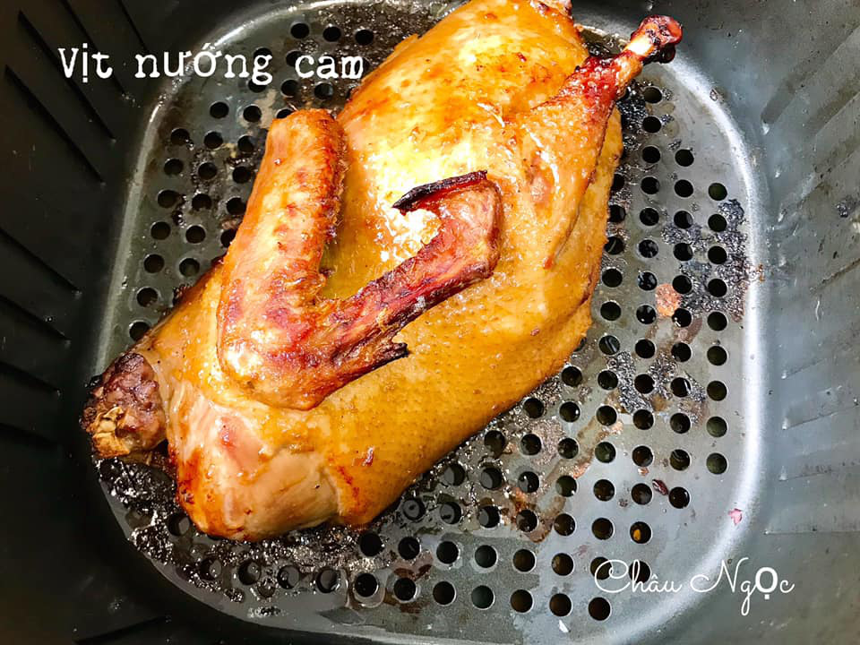 Tuyệt chiêu làm món vịt nướng cam bằng nồi chiên không dầu da giòn, ngọt thịt - Ảnh 1.