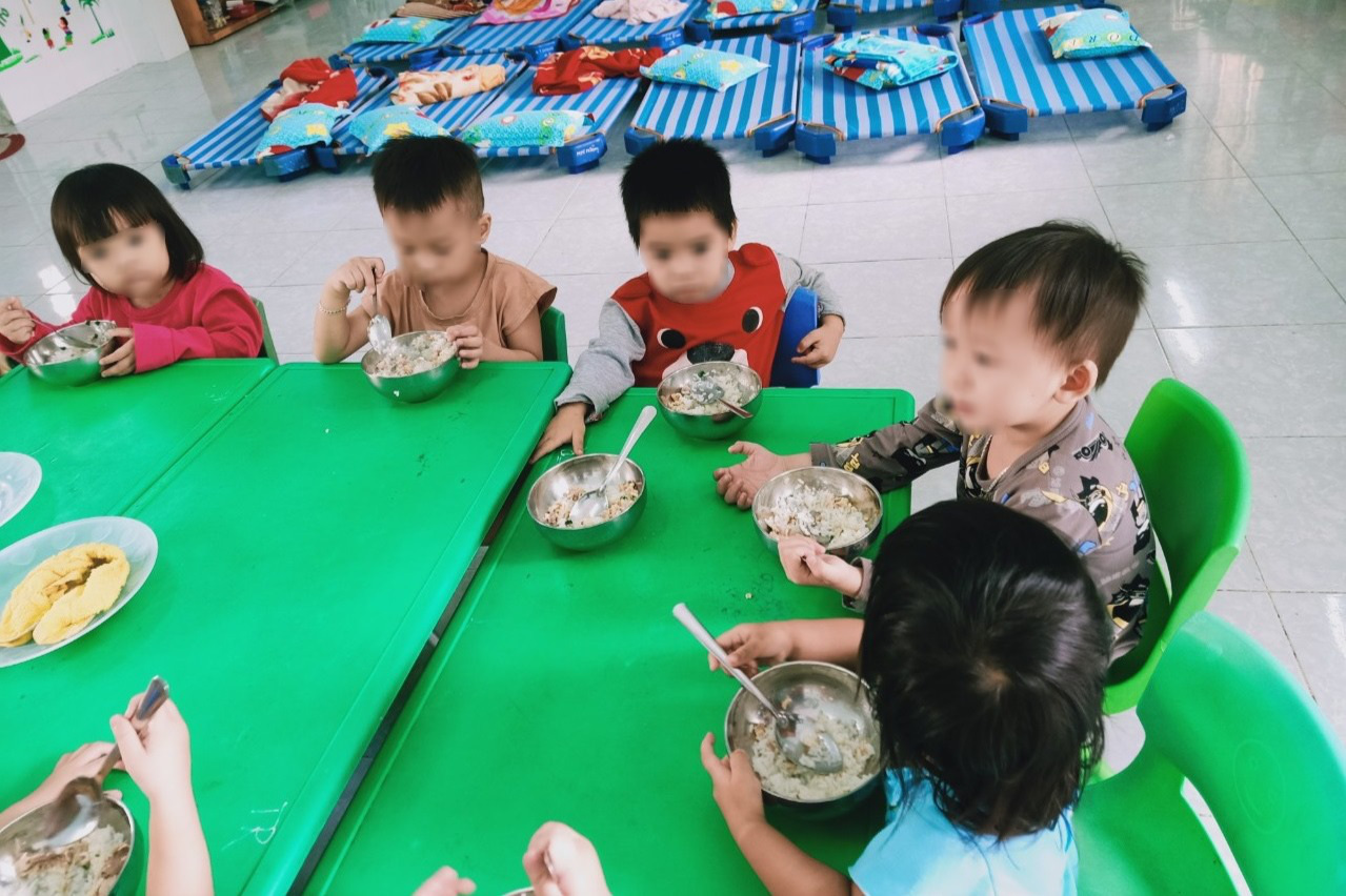 Xem xét kỷ luật Hiệu trưởng tự ý cắt giảm số món ăn của trẻ - Ảnh 1.