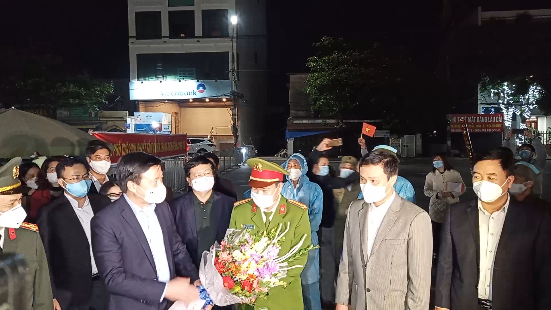 Covid-19 ở Hải Dương: Vỡ oà cảm xúc trong trong thời khắc dỡ bỏ phong toả, cách ly xã hội  - Ảnh 1.