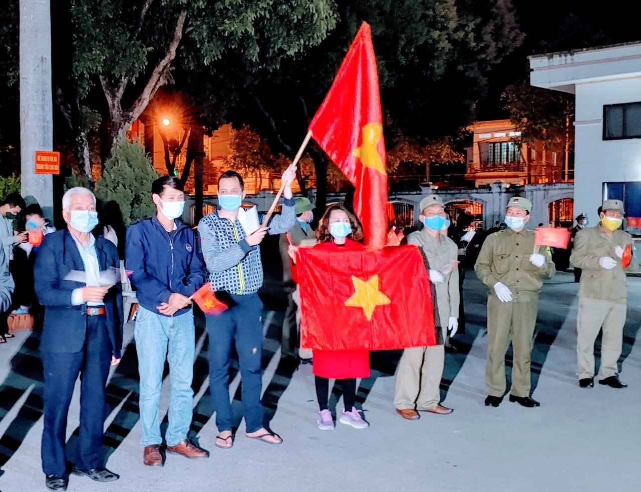 Covid-19 ở Hải Dương: Vỡ oà cảm xúc trong trong thời khắc dỡ bỏ phong toả, cách ly xã hội  - Ảnh 2.