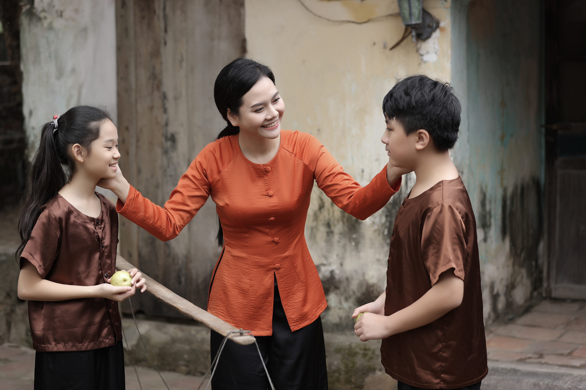 Lương Nguyệt Anh phải uống nước mắm để giữ ấm khi quay MV mừng 8/3 - Ảnh 1.