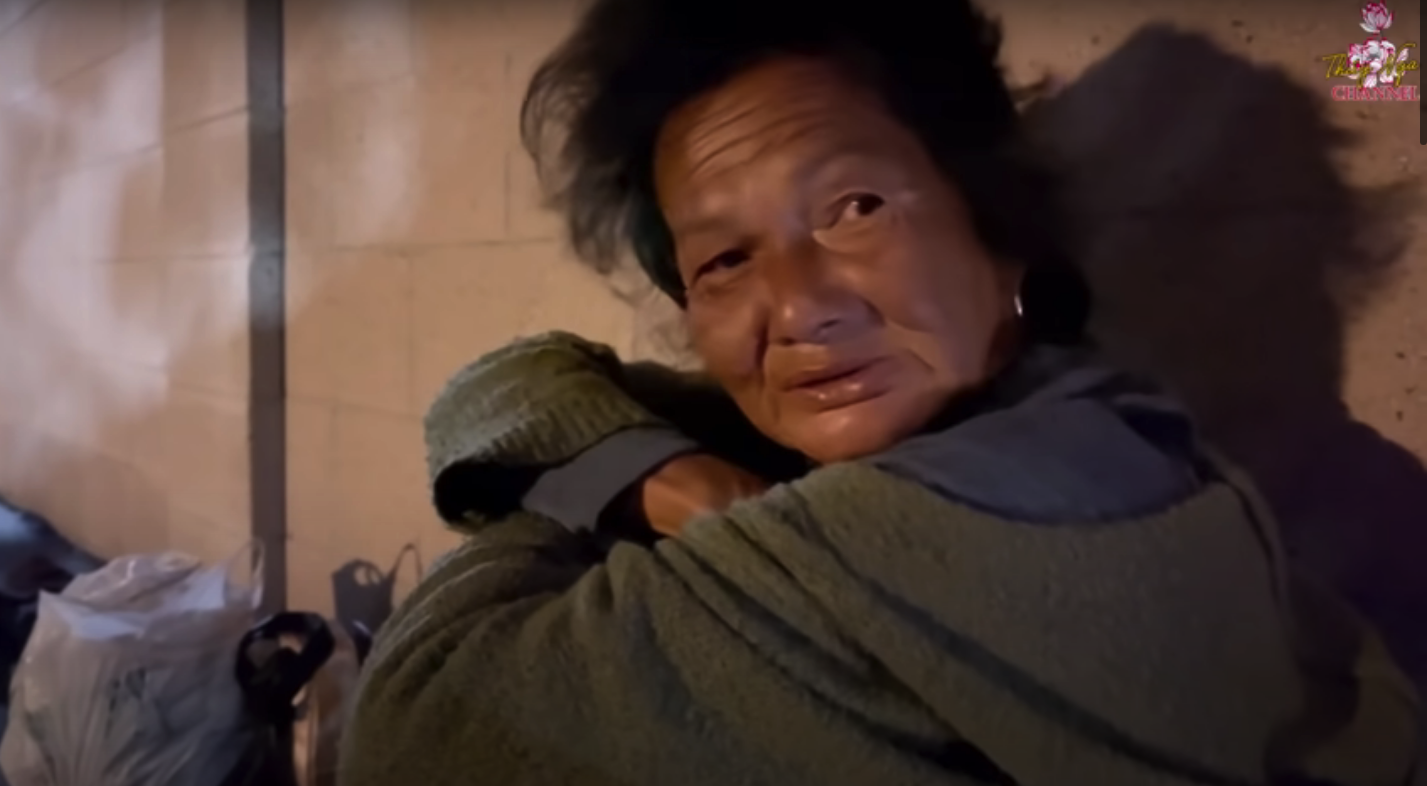 Thuý Nga bật khóc khi nhìn thấy ca sĩ Kim Ngân ngủ vạ vật trong sân khu giặt ủi - Ảnh 4.