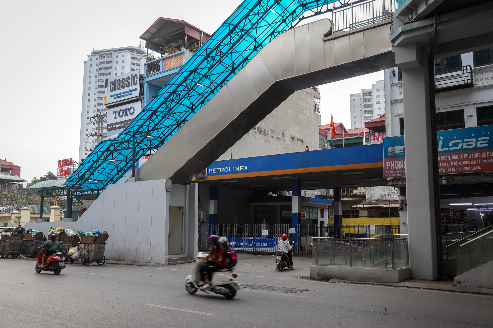 Đóng cửa cây xăng &quot;đe dọa&quot; an toàn đường sắt Cát Linh - Hà Đông - Ảnh 1.