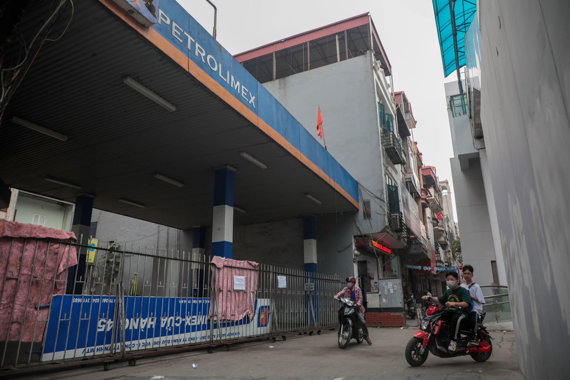 Đóng cửa cây xăng &quot;đe dọa&quot; an toàn đường sắt Cát Linh - Hà Đông - Ảnh 4.