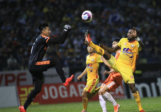 VFF kỷ luật nặng những &quot;tiều phu đốn củi&quot; tại V.League 2021 - Ảnh 1.