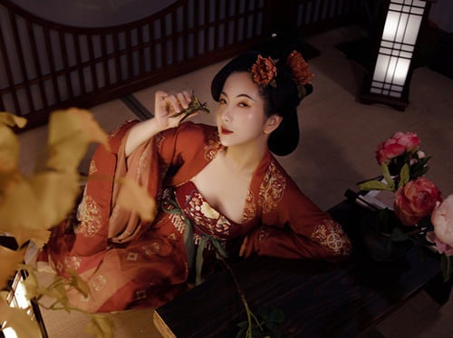 Vị vua hoang dâm vô độ, tằng tịu với góa phụ, mang yếm vào triều để rồi chết thảm - Ảnh 2.