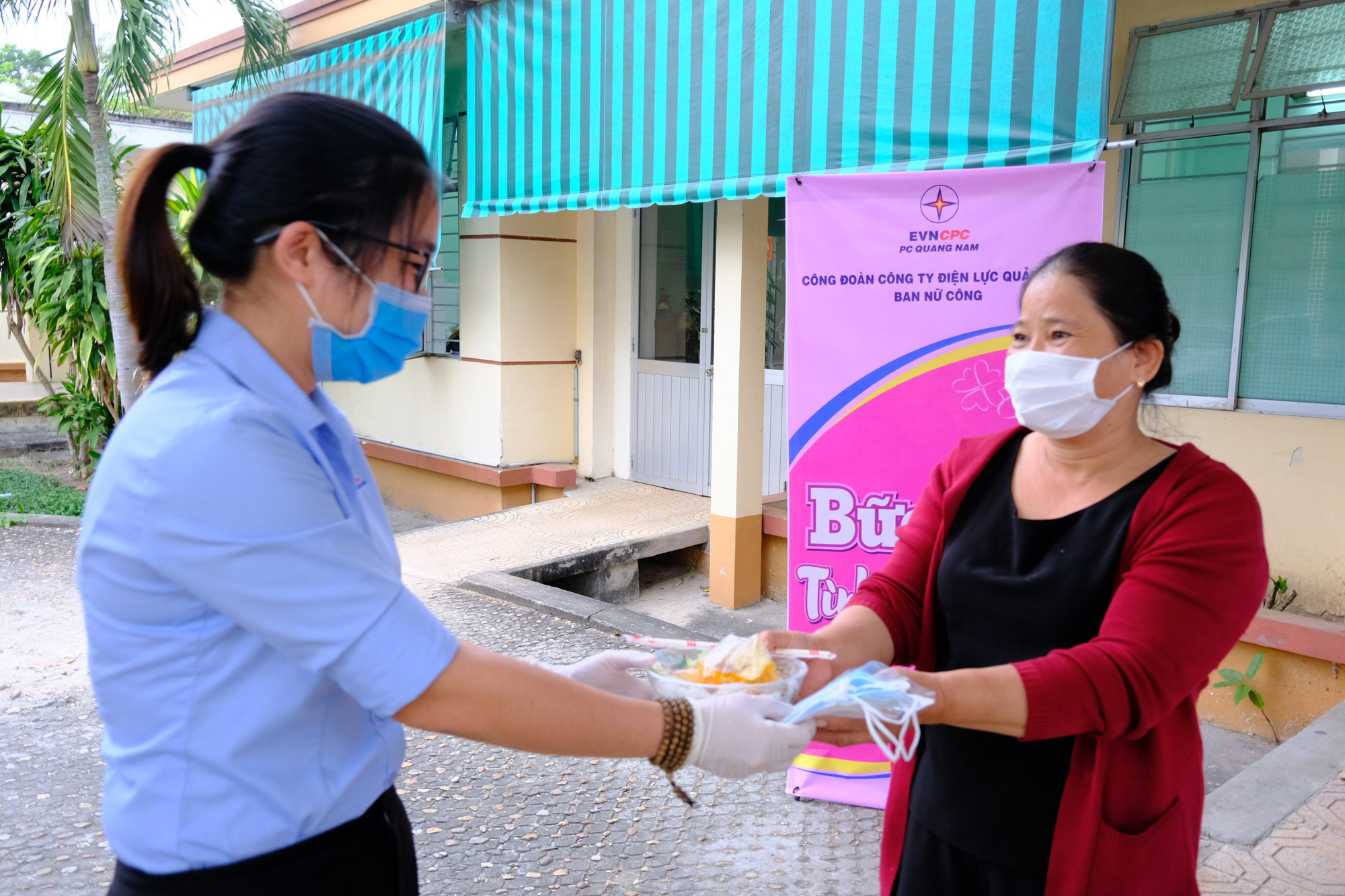 Quảng Nam: Công ty Điện lực trao 250 suất ăn cho bệnh nhân nghèo nhân ngày kỷ niệm phụ nữ 8/3 - Ảnh 2. Quảng Nam: Công ty Điện lực trao 250 suất ăn cho bệnh nhân nghèo nhân ngày kỷ niệm phụ nữ 8/3 - Ảnh 2.