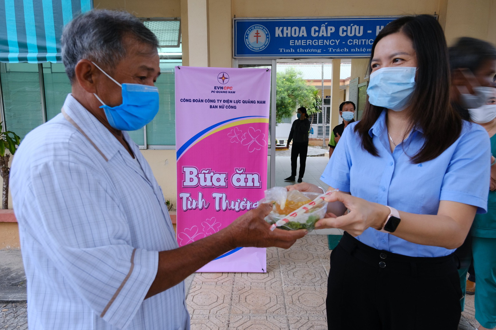 Quảng Nam: Công ty Điện lực trao 250 suất ăn cho bệnh nhân nghèo nhân ngày kỷ niệm phụ nữ 8/3 - Ảnh 3. Quảng Nam: Công ty Điện lực trao 250 suất ăn cho bệnh nhân nghèo nhân ngày kỷ niệm phụ nữ 8/3 - Ảnh 3.