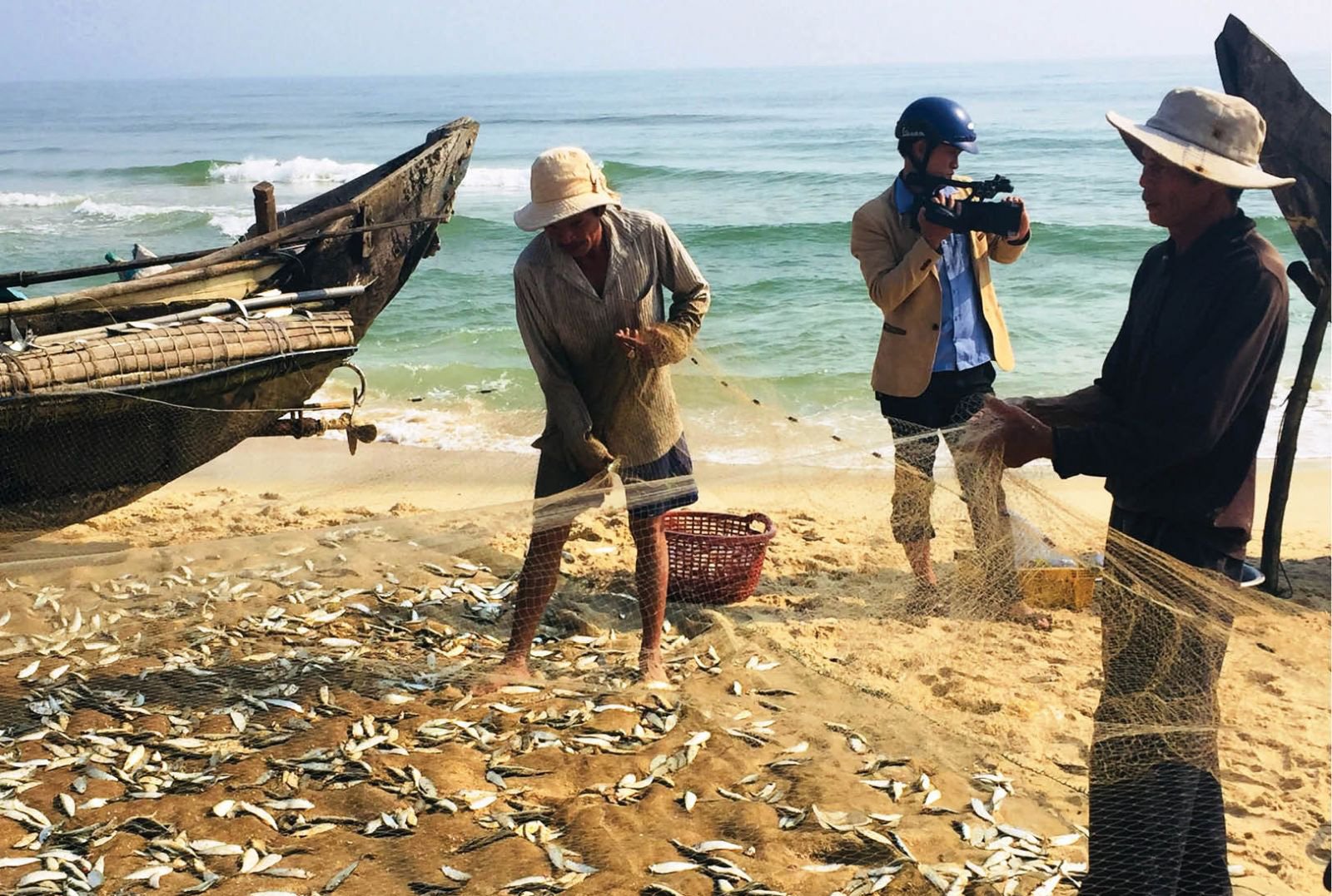 Huế: Liên tục trúng &quot;số&quot;, mẻ nào cũng đầy hự cá trích, khuyết, cá khoai, ngư dân nhẹ nhàng đút túi vài triệu/ngày - Ảnh 3.