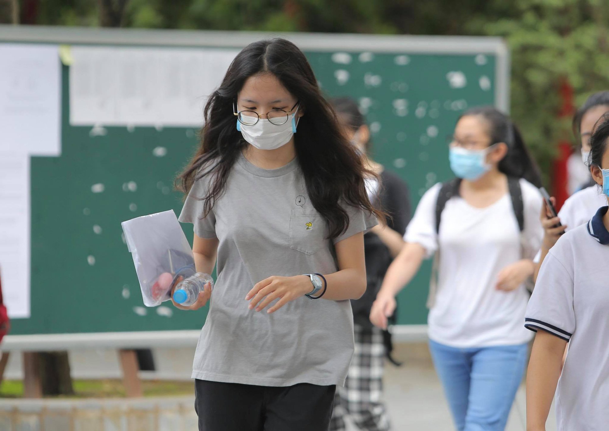 Nhiều trường vẫn chưa cho sinh viên đi học lại vào 8/3, tiếp tục học trực tuyến - Ảnh 1.