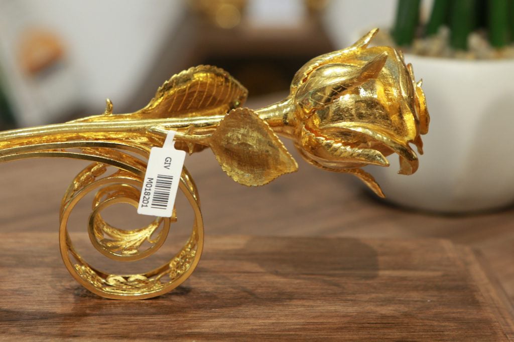 Bông hồng đại gia mua làm quà tặng 8/3 có gì mà tới 55 triệu, 330 triệu? - Ảnh 1.