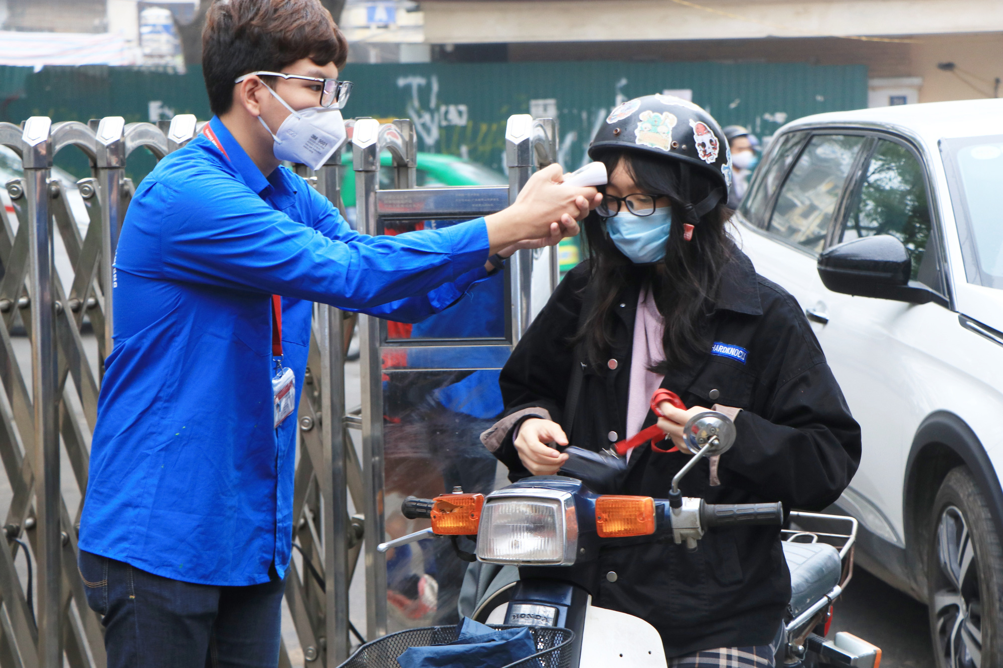 Sinh viên Hà Nội háo hức trở lại trường sau chuỗi ngày “dài đằng đẵng” nghỉ dịch Covid-19 - Ảnh 2.