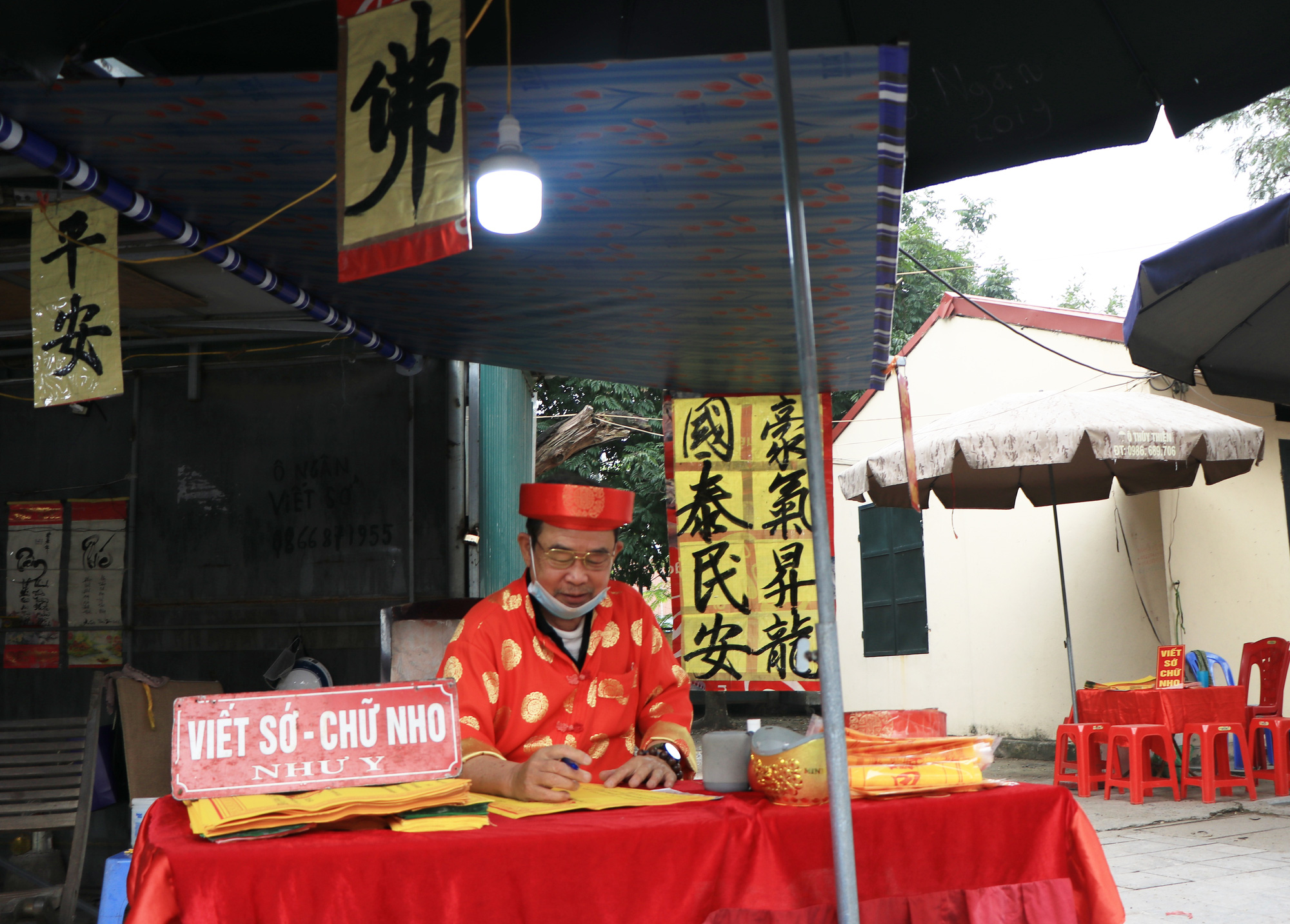 Tiểu thương mừng rơi nước mắt ngày phủ Tây Hồ mở cửa trở lại sau dịch Covid-19 - Ảnh 4.