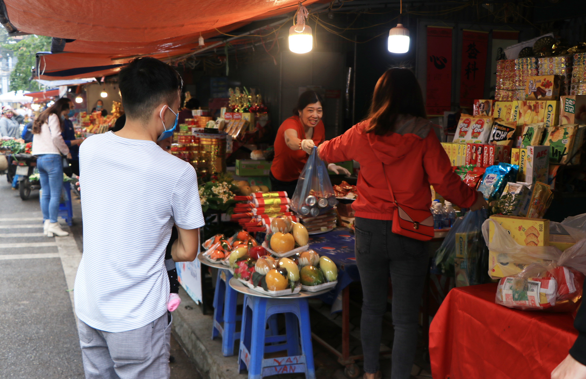 Tiểu thương mừng rơi nước mắt ngày phủ Tây Hồ mở cửa trở lại sau dịch Covid-19 - Ảnh 3.