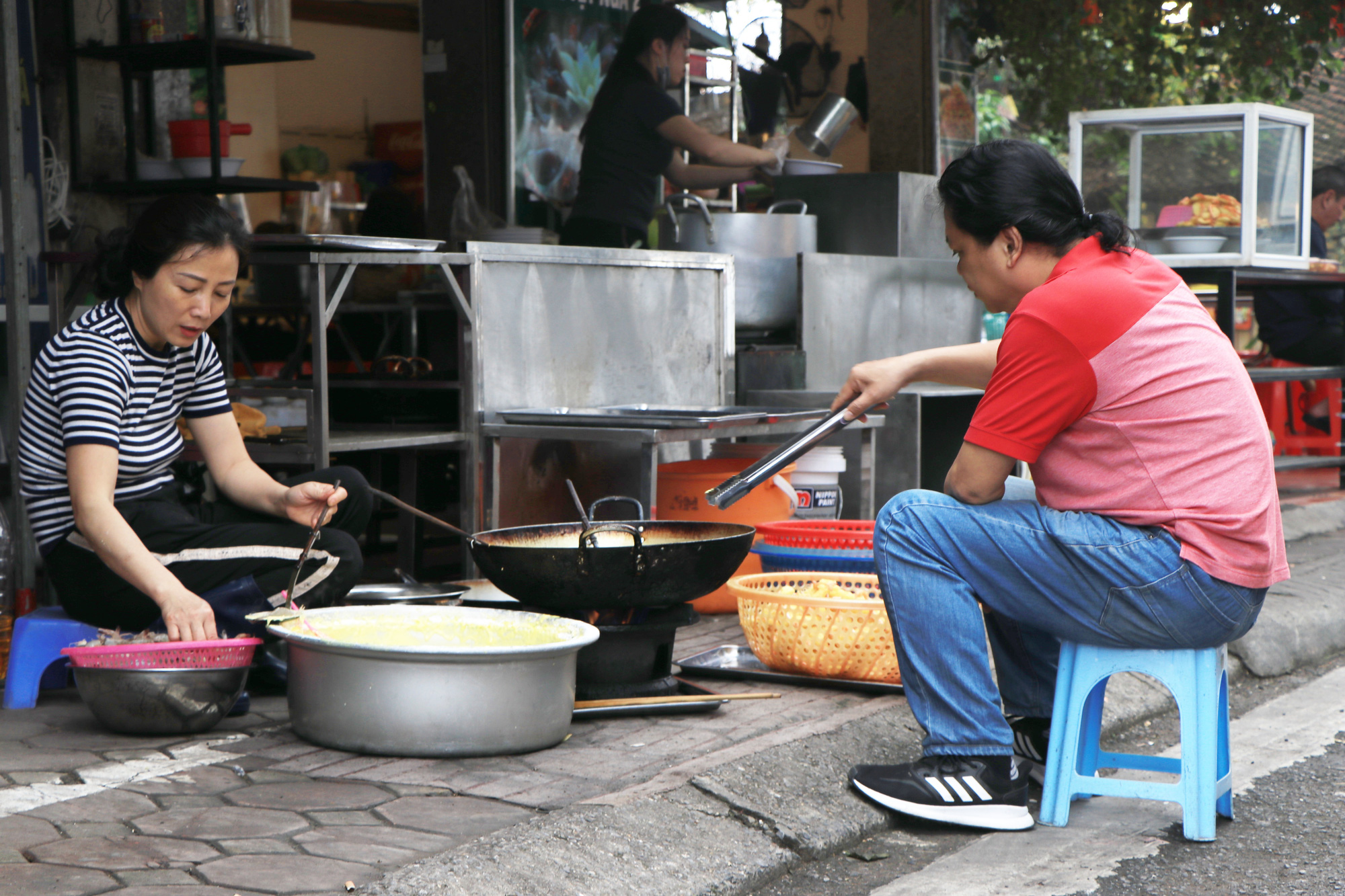 Tiểu thương mừng rơi nước mắt ngày phủ Tây Hồ mở cửa trở lại sau dịch Covid-19 - Ảnh 10.