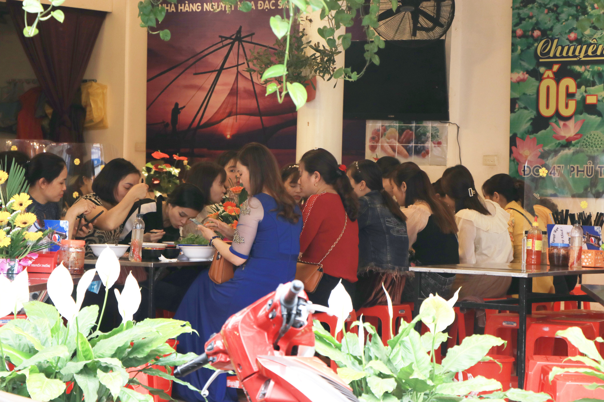 Tiểu thương mừng rơi nước mắt ngày phủ Tây Hồ mở cửa trở lại sau dịch Covid-19 - Ảnh 12.