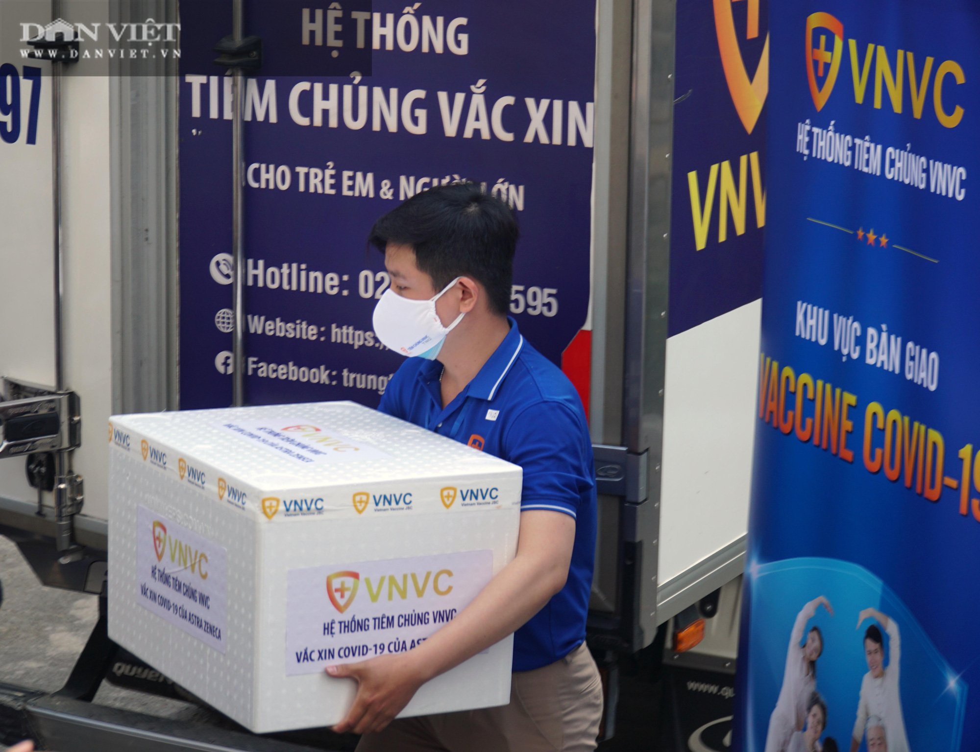 NÓNG: Cận cảnh lô vaccine Covid-19 tiêm đợt đầu tiên tại TP.HCM - Ảnh 8.
