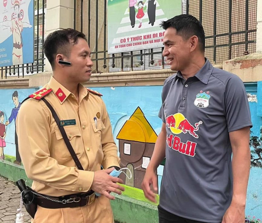 HLV Kiatisak ngỡ ngàng khi bị &quot;tuýt còi&quot; tại Hải Phòng - Ảnh 2.