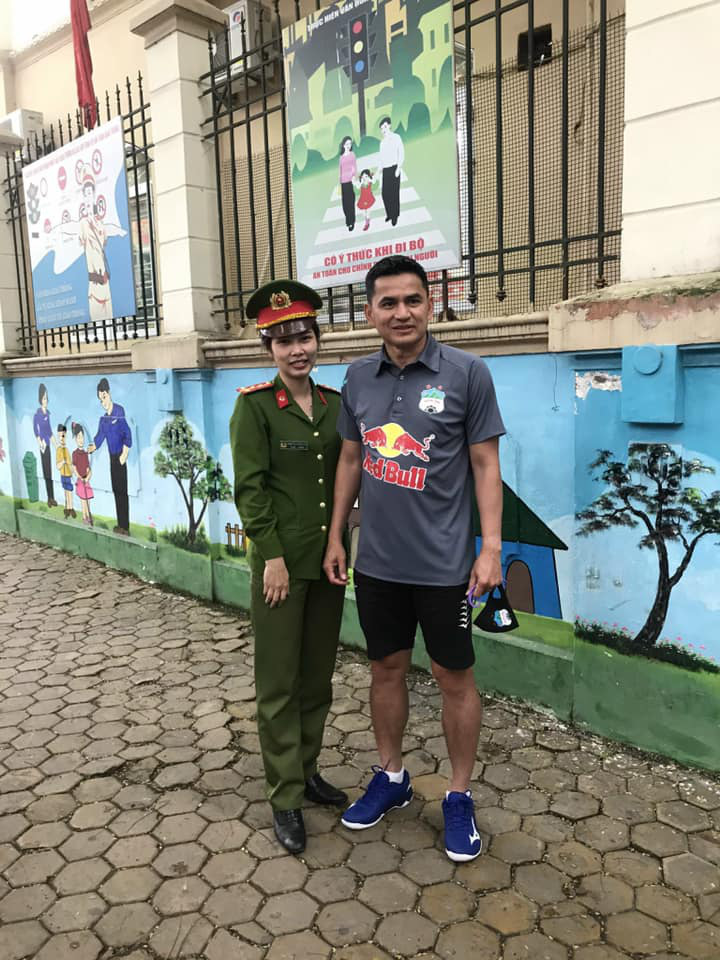 HLV Kiatisak ngỡ ngàng khi bị &quot;tuýt còi&quot; tại Hải Phòng - Ảnh 3.