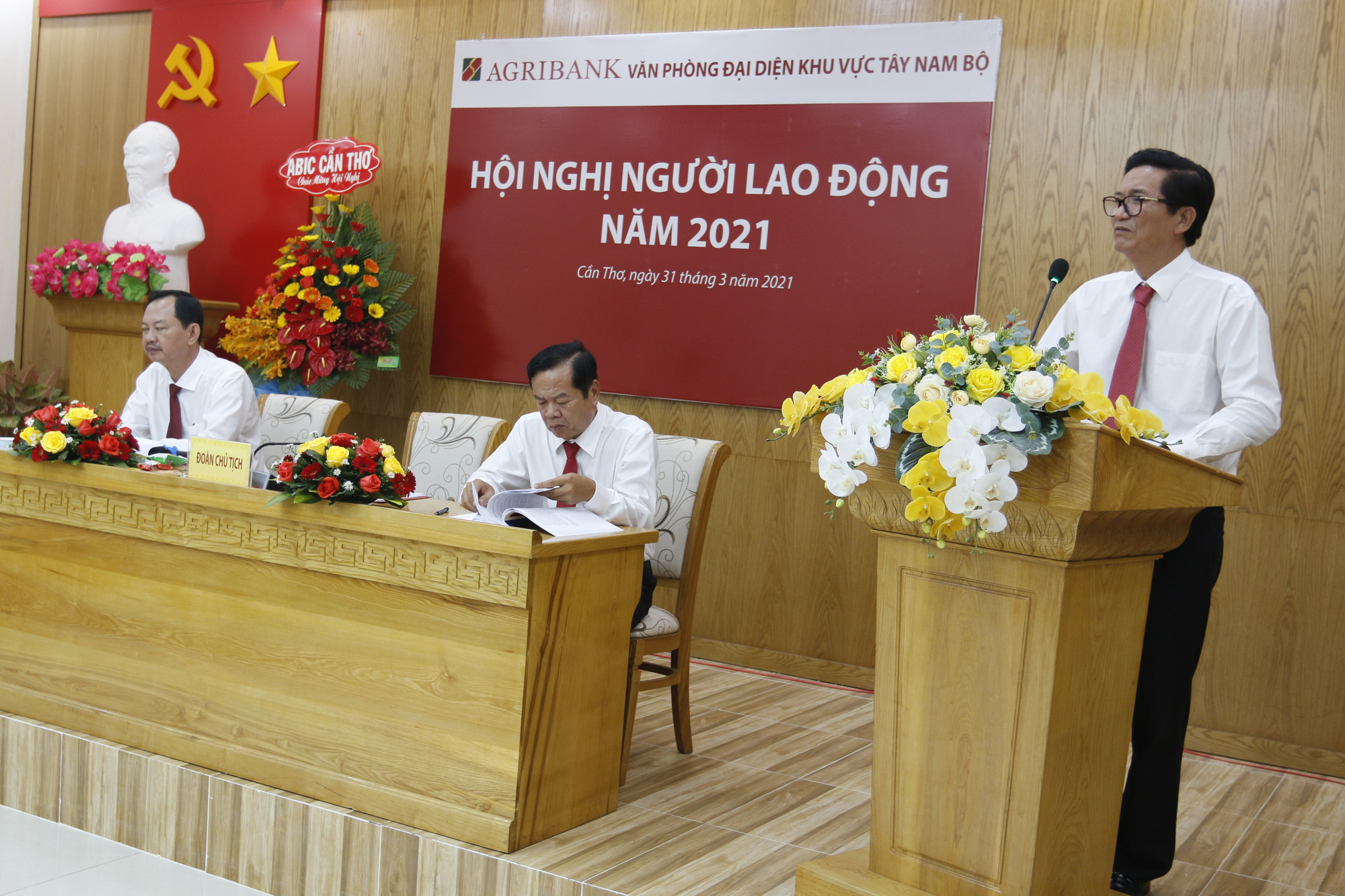 Văn phòng Đại diện Agribank khu vực Tây Nam bộ: Tiếp tục giữ vững thành tích đã đạt được trong năm 2021 - Ảnh 3. Văn phòng Đại diện Agribank khu vực Tây Nam bộ: Tiếp tục giữ vững thành tích đã đạt được trong năm 2021 - Ảnh 3.