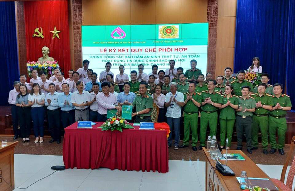 Quảng Nam: Ký kết quy chế phối hợp giữa Công an tỉnh và Ngân hàng CSXH đảm bảo an toàn trong hoạt động tín dụng - Ảnh 1. Quảng Nam: Ký kết quy chế phối hợp giữa Công an tỉnh và Ngân hàng CSXH đảm bảo an toàn trong hoạt động tín dụng - Ảnh 1.