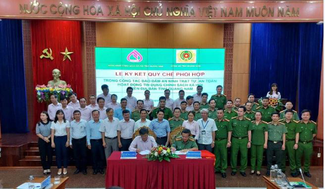 Quảng Nam: Ký kết quy chế phối hợp giữa Công an tỉnh và Ngân hàng CSXH đảm bảo an toàn trong hoạt động tín dụng - Ảnh 2. Quảng Nam: Ký kết quy chế phối hợp giữa Công an tỉnh và Ngân hàng CSXH đảm bảo an toàn trong hoạt động tín dụng - Ảnh 2.