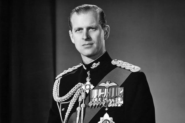 Cung điện Buckingham: Rất đông người dân đến đặt hoa để tưởng nhớ Hoàng thân Philip - Ảnh 2.