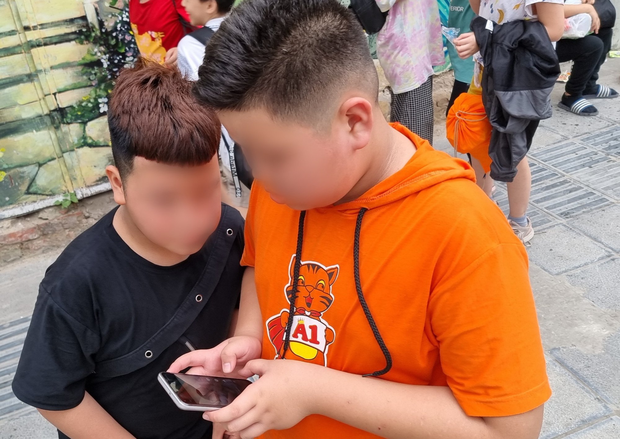 Chuyên gia nói gì khi trẻ nhỏ làm theo trào lưu Tik Tok uốn éo &quot;khêu gợi như người lớn&quot;? - Ảnh 2.