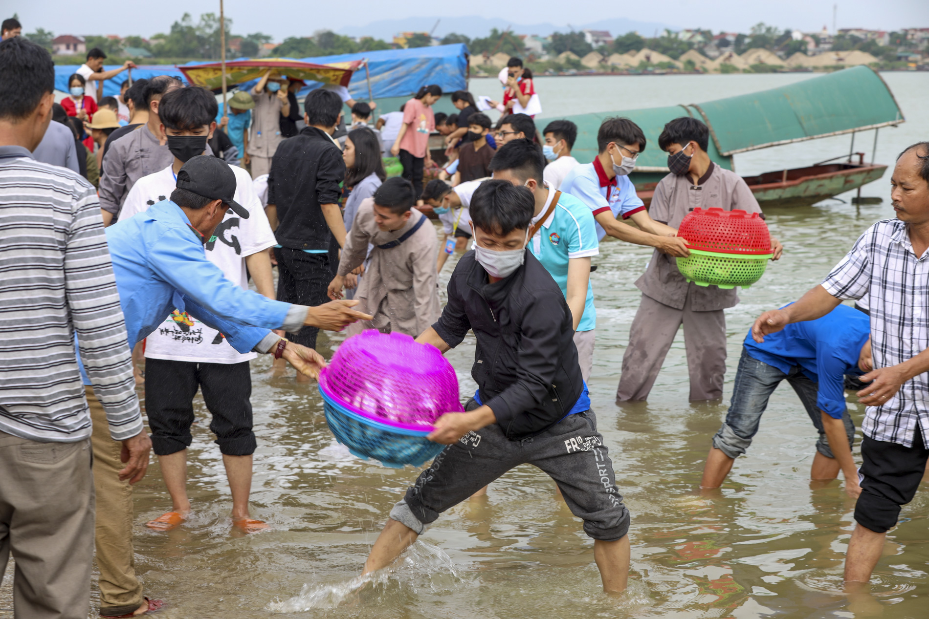Hơn 10 tấn cá được phóng sinh trên quê hương Bác Hồ - Ảnh 7.