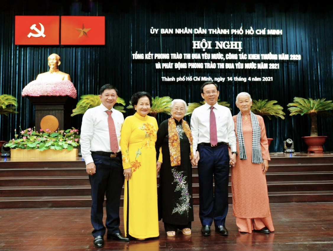 Nông dân Phạm Thị Huân đón nhận danh hiệu Anh hùng Lao động thời kỳ đổi mới - Ảnh 4. Nông dân Phạm Thị Huân đón nhận danh hiệu Anh hùng Lao động thời kỳ đổi mới - Ảnh 4.