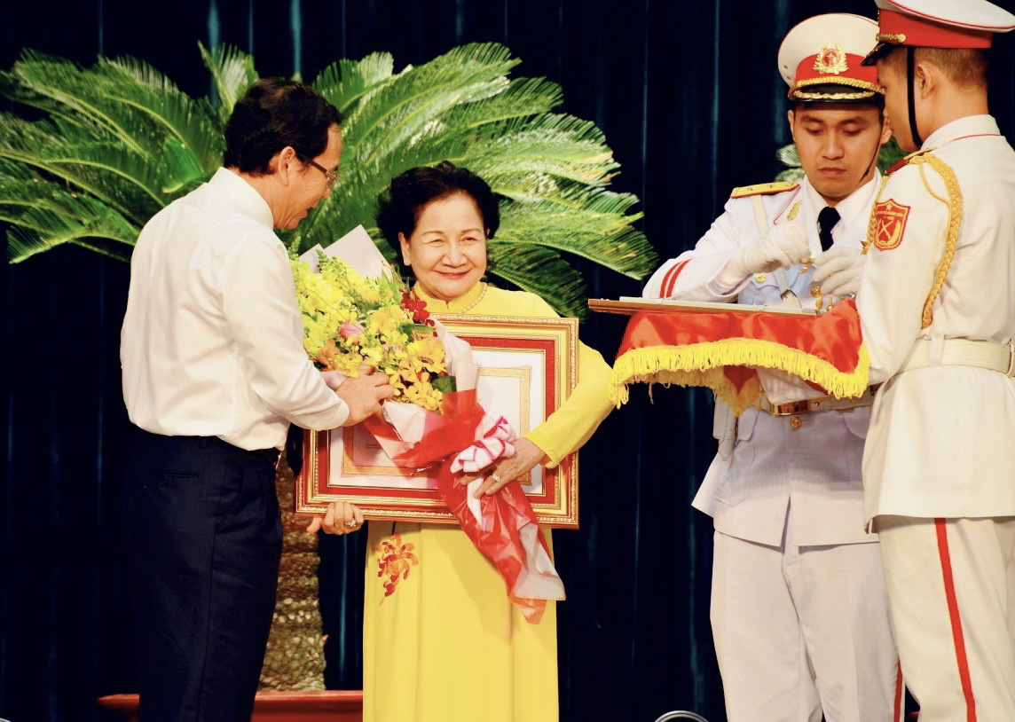 Nông dân Phạm Thị Huân đón nhận danh hiệu Anh hùng Lao động thời kỳ đổi mới - Ảnh 1. Nông dân Phạm Thị Huân đón nhận danh hiệu Anh hùng Lao động thời kỳ đổi mới - Ảnh 1.