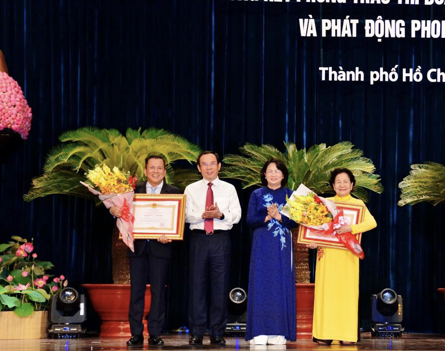 Nông dân Phạm Thị Huân đón nhận danh hiệu Anh hùng Lao động thời kỳ đổi mới - Ảnh 2. Nông dân Phạm Thị Huân đón nhận danh hiệu Anh hùng Lao động thời kỳ đổi mới - Ảnh 2.