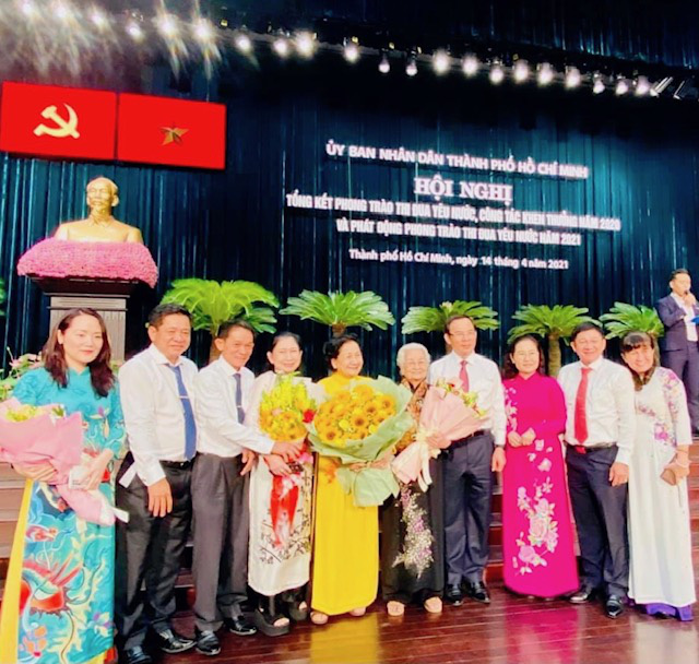 Nông dân Phạm Thị Huân đón nhận danh hiệu Anh hùng Lao động thời kỳ đổi mới - Ảnh 5. Nông dân Phạm Thị Huân đón nhận danh hiệu Anh hùng Lao động thời kỳ đổi mới - Ảnh 5.