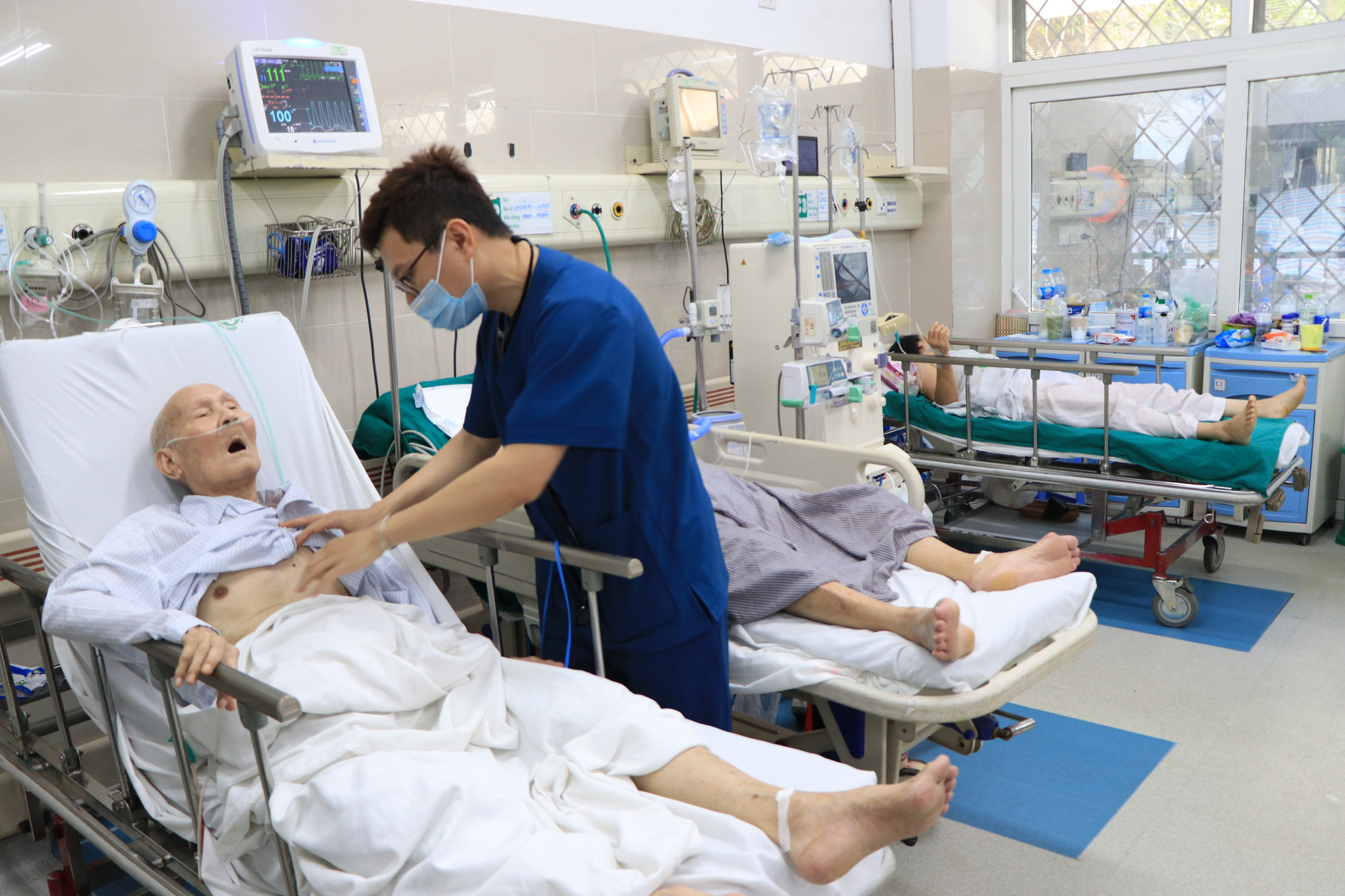 Vụ hơn 200 nhân viên y tế xin nghỉ việc, chuyển công tác: Bác sĩ, điều dưỡng BV Bạch Mai nói gì? - Ảnh 4.