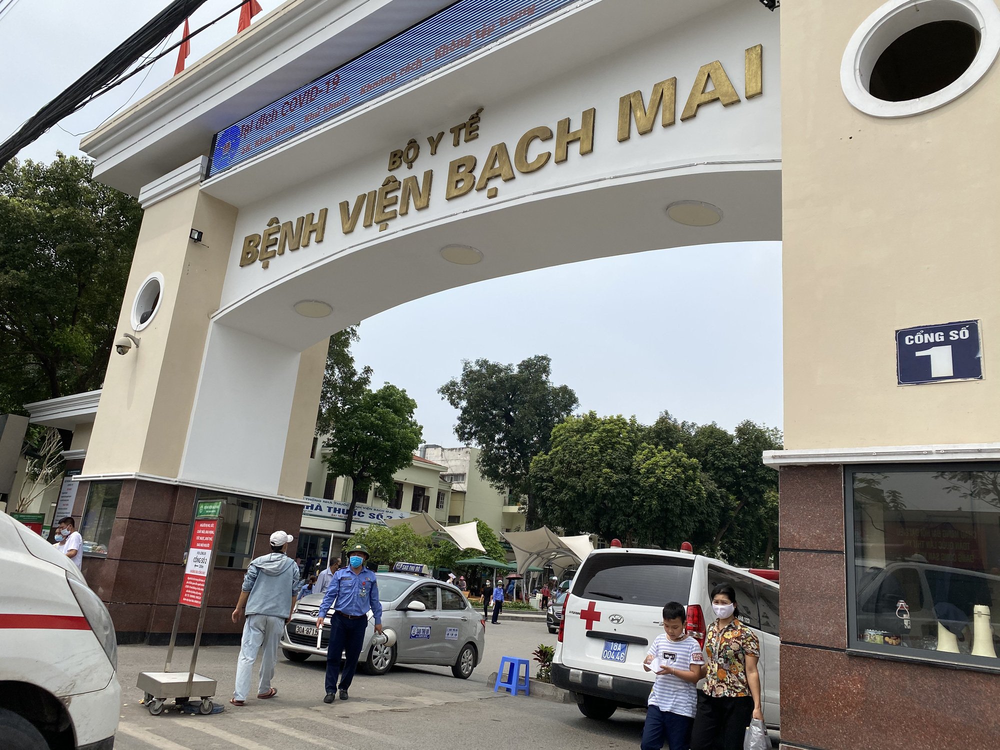 Vụ hơn 200 nhân viên y tế xin nghỉ việc, chuyển công tác: Bác sĩ, điều dưỡng BV Bạch Mai nói gì? - Ảnh 1.