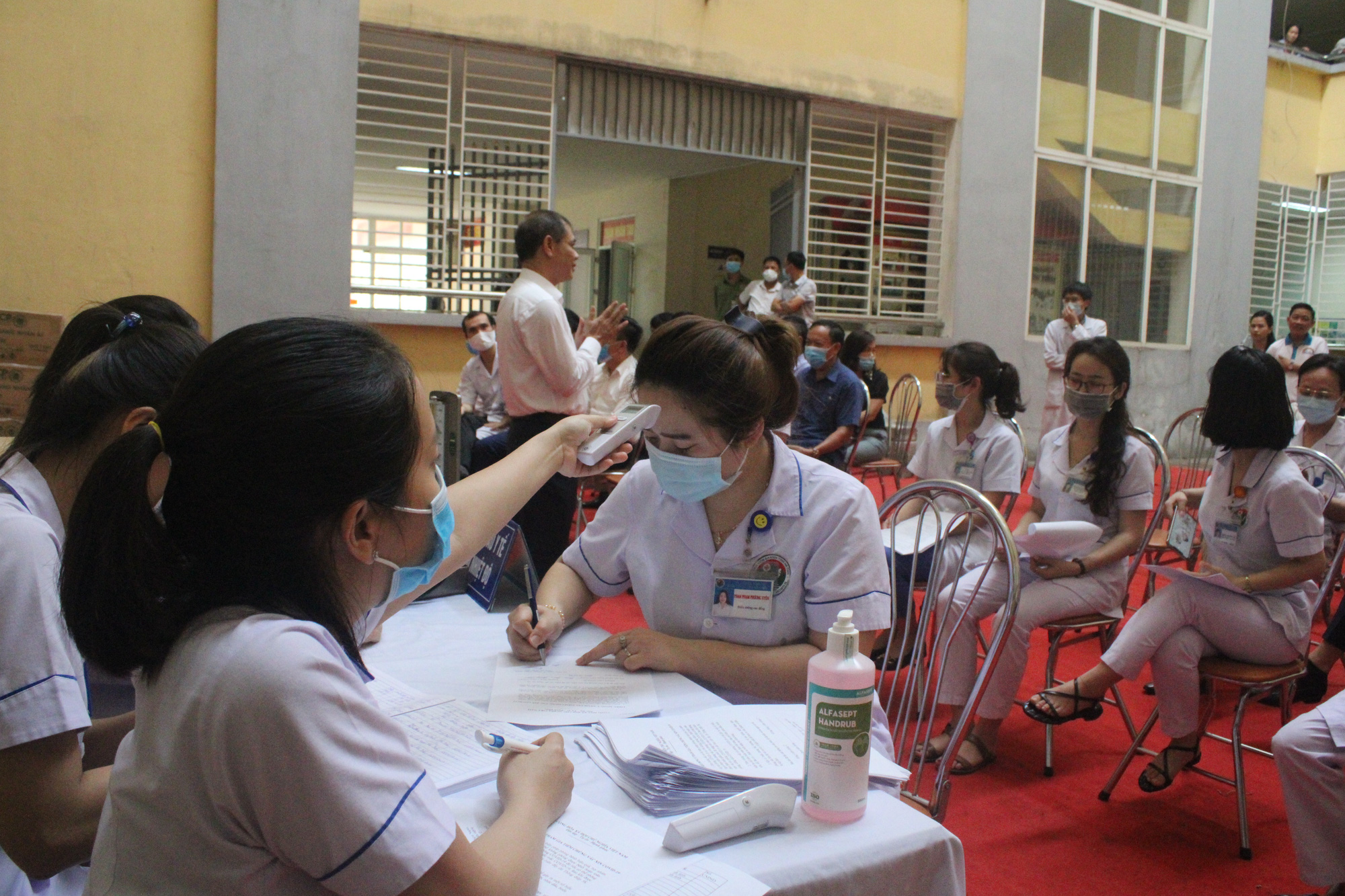 Clip: Hà Tĩnh tiêm liều vaccine phòng COVID-19 đầu tiên cho những y, bác sĩ - Ảnh 3.