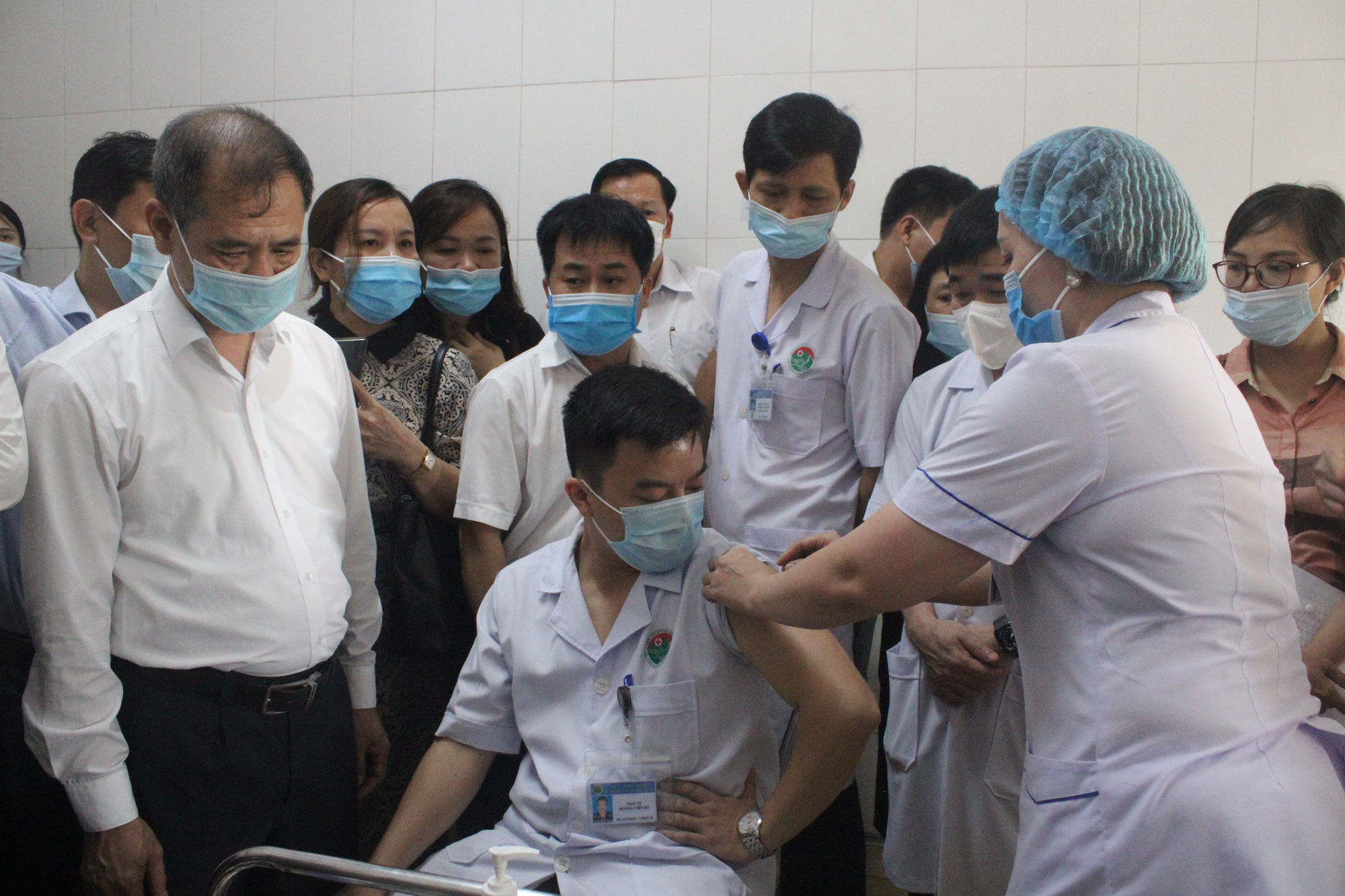 Clip: Hà Tĩnh tiêm liều vaccine phòng COVID-19 đầu tiên cho những y, bác sĩ - Ảnh 7.