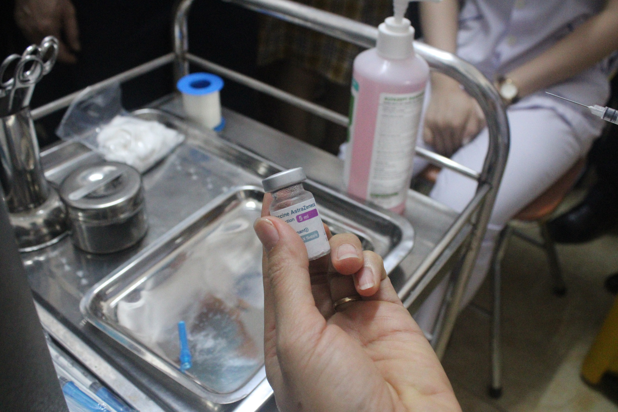 Clip: Hà Tĩnh tiêm liều vaccine phòng COVID-19 đầu tiên cho những y, bác sĩ - Ảnh 6.