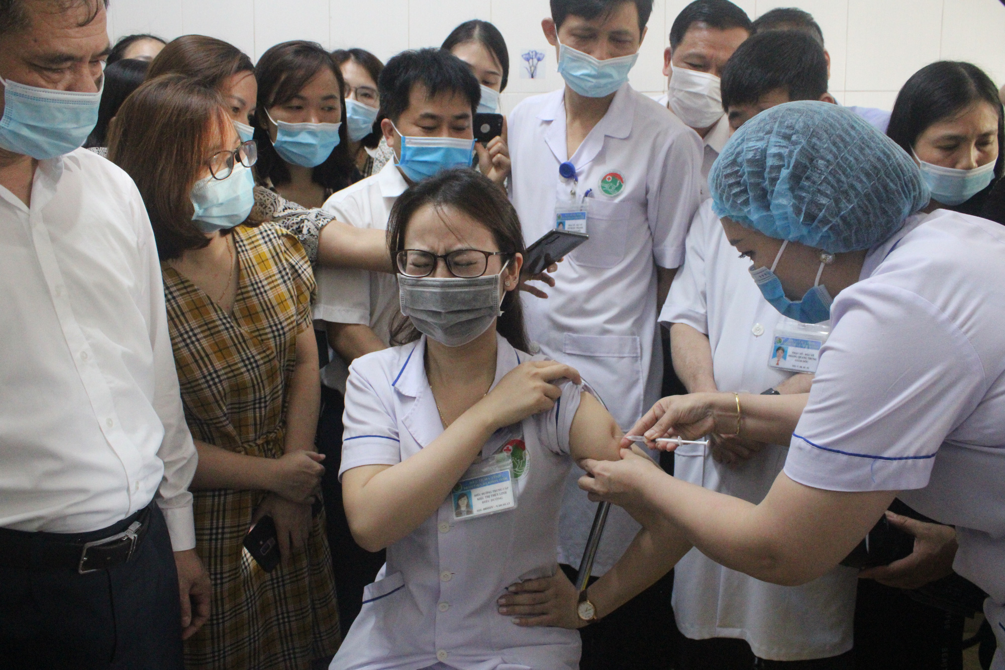 Clip: Hà Tĩnh tiêm liều vaccine phòng COVID-19 đầu tiên cho những y, bác sĩ - Ảnh 8.