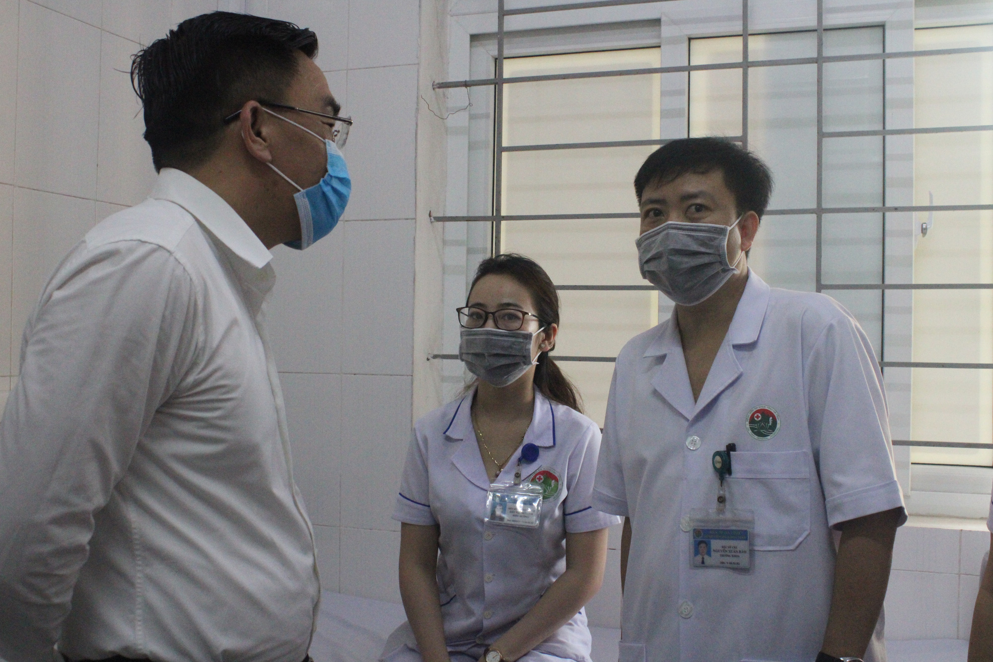 Clip: Hà Tĩnh tiêm liều vaccine phòng COVID-19 đầu tiên cho những y, bác sĩ - Ảnh 9.